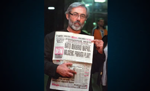 slavko-curuvija-photo-with-newspaper
